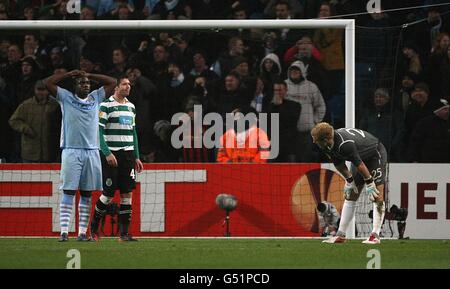 Fußball - UEFA Europa League - Runde der 16. Runde - zweite Etappe - Manchester City gegen Sporting Lissabon - Etihad Stadium. Joe Hart von Manchester City (rechts) reagiert, nachdem er in der letzten Minute fast punktet Stockfoto