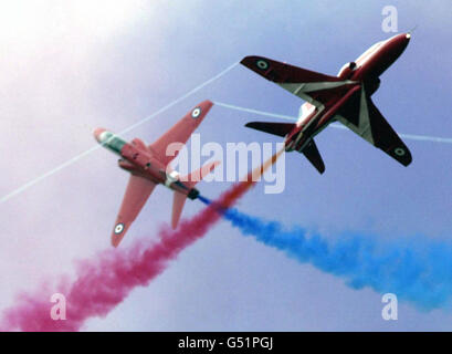 Zwei Flugzeuge der Royal Air Force (RAF) Red Arrows Display-Team führen eine Überquerung, während der International Airshow in Biggin Hill, in Kent. Stockfoto