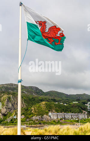 Walisische Flagge über Barmouth Wales UK Stockfoto