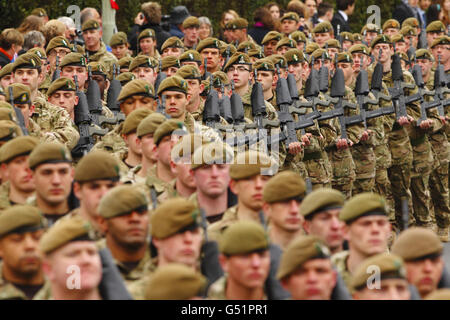 Soldaten des 3. Bataillons, des Yorkshire Regiments, ziehen durch Warminster, Wiltshire, bevor sie im April nach Afghanistan aufmarschieren. Stockfoto