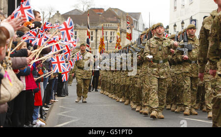 Soldaten des 3. Bataillons, des Yorkshire Regiments, ziehen durch Warminster, Wiltshire, bevor sie im April nach Afghanistan aufmarschieren. Stockfoto