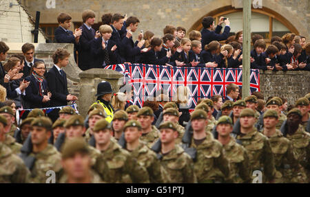 Soldaten des 3. Bataillons, des Yorkshire Regiments, ziehen durch Warminster, Wiltshire, bevor sie im April nach Afghanistan aufmarschieren. Stockfoto