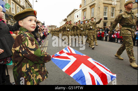 Henry Leeson, 6, aus Lancaster beobachtet Soldaten des 3. Bataillons, des Yorkshire Regiments, bei der Parade durch Warminster, Wiltshire, bevor er im April nach Afghanistan entsand. Stockfoto