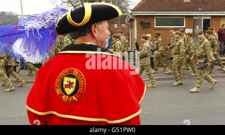 Der Krier von Warminster Town, Phil Seddon, beobachtet als Soldaten des 3. Bataillons, die Parade des Yorkshire-Regiments durch Warminster, Wiltshire, bevor er im April nach Afghanistan entlässt. Stockfoto