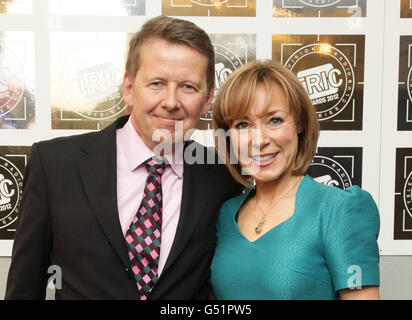 Bill Turnbull und Sian Williams, mit ihrem Newscaster/Reporter des Jahres Award, bei den TRIC Awards, im Grosvenor House Hotel in der Park Lane im Zentrum von London. Stockfoto