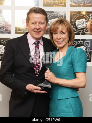 Bill Turnbull und Sian Williams, mit ihrem Newscaster/Reporter des Jahres Award, bei den TRIC Awards, im Grosvenor House Hotel in der Park Lane im Zentrum von London. Stockfoto