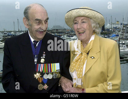 Die Geliebte der Streitkräfte, Dame Vera Lynn, und die Veteranin des Zweiten Weltkriegs, Les May aus Margate, posieren für Fotografen nach einem Spaziergang entlang der Hafenmauer in Ramsgate während ihres Besuchs in der Küstenstadt. * Dame Vera soll eine Gedenktafel zum 60. Jahrestag der Evakuierung von Dünkirchen im East Kent Maritime Museum enthüllen. Die 81-jährige Les wurde am 7. Juni 1940 von den kleinen Schiffen aus den Stränden von Dünkirchen gerettet. Stockfoto