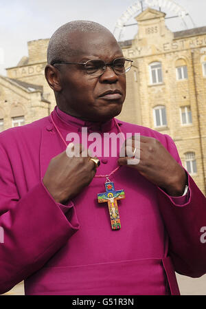 Der Erzbischof von York Dr. John Sentamu besucht heute die John Smiths Brauerei in Tadcaster. Stockfoto