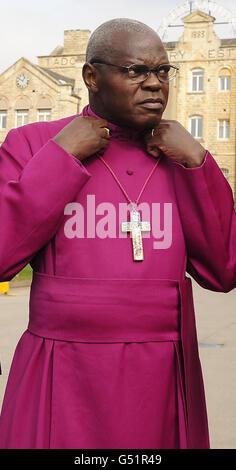 Der Erzbischof von York Dr. John Sentamu besucht heute die John Smiths Brauerei in Tadcaster. Stockfoto