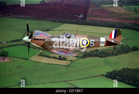 SPITFIRE: Die Schlacht von Großbritannien Memorial Flight Spitfire 'Enniskillen', das älteste der Welt und in den Farben von 72 Squadron, fliegt südlich des Lough Neagh in Nordirland, um den 25. Jahrestag der Dienstreise des Squadron in Co. Antrim, Nordirland zu feiern. Stockfoto