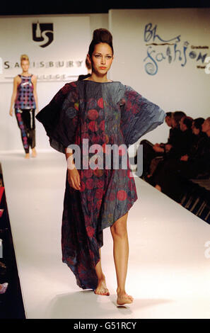 Ein Model, das ein Outfit eines Diplom-Designers trägt, läuft auf dem Laufsteg, beobachtet vom Duke of York während der Graduates' Fashion Show auf der Planet 2000 in London, die die Arbeit von Absolventen des Salisbury College zeigte. Stockfoto