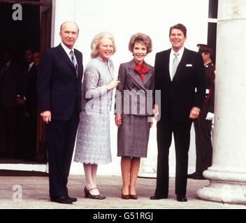 US-Präsident Ronald Reagan (R) und seine Frau Nancy (2. R) in Irland für eine dreitägige Tour, mit dem irischen Präsidenten Dr. Patrick Hilliery (L) und seiner Frau auf den Stufen von Aras an Uachtarain, der irischen Residenz in Dublin. *05/06/04: Der ehemalige US-Präsident Ronald Reagan ist gestorben, sagte ein Freund der Familie. Stockfoto