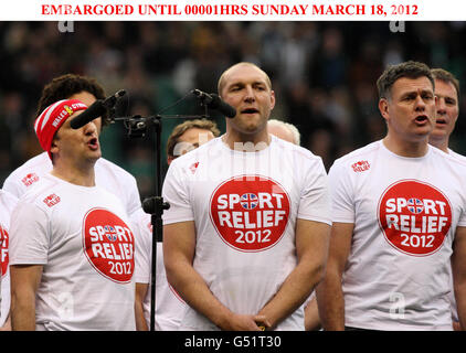 Die Sport Relief Big Hitters bringen ihre Version der offiziellen JLS Sport Relief Single stolz auf 82,000 Rugby-Fans in Twickenham. Die Single steht ab sofort auf iTunes www.itunes.co.uk/sportrelief zum Download bereit. Mindestens 42p von jedem Download auf iTunes geht an Sport Relief und mindestens ein Pfund aus dem Verkauf jeder CD geht an Sport Relief. Während des RBS 6 Nations-Spiels im Twickenham Stadium, London. Stockfoto