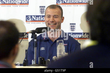 Dieses Bild darf nur im Rahmen eines redaktionellen Features verwendet werden. Der englische Alan Shearer lächelt während einer Pressekonferenz im englischen Mediencenter in Spa vor dem Fußballspiel Euro 2000 gegen Portugal in Eindhoven. Stockfoto