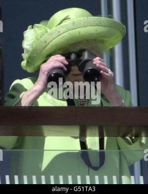 Derby Queen Mother. Die Queen Mother beobachtet die Rennen am Derby-Tag auf der Rennbahn Epsom. Stockfoto