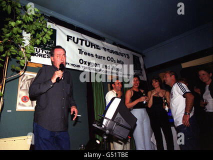 Michael Barrymore feiert die Fat Les England Euro 2000-Hymne, Jerusalem, die von der Band nach ihrer inoffiziellen WM-Hymne Vindaloo auf einer Party im Groucho Club, London, stammt. * das Fat Les-Team wird mit zukünftigen Wäldern zusammenarbeiten, um Wälder im ganzen Land zu Pflanzen, um Kohlendioxid aus der Herstellung der Jerusalem-CD zu absorbieren und es in Sauerstoff zu verwandeln, sagte die Band. Stockfoto