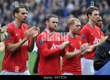 (Links-rechts) Rio Ferdinand von Manchester United, Wayne Rooney, Paul Scholes und Jonathan Evans schließen sich dem Applaus für Fabrice Muamba an Stockfoto