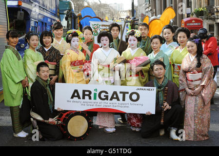 Japanische Darsteller, darunter eine Geisha, Maikos und traditionelle Darsteller, sowie britische lebende japanische Staatsangehörige der Wakayanagi-Schule für japanischen Tanz, nehmen an den Feierlichkeiten zum St. Patrick's Day des Bürgermeisters von London als ARIGATO (Danke)-Parade Teil. Stockfoto