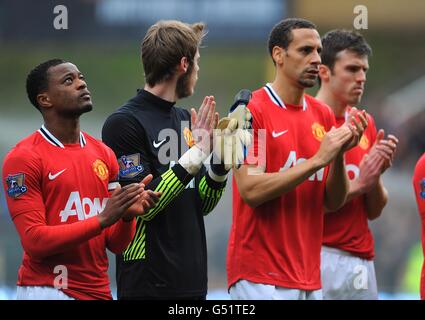 (l-r) Manchesters Patrice Evra, David De Gea, Rio Ferdinand und Michael Carrick schließen sich dem Applaus für Fabrice Muamba an Stockfoto