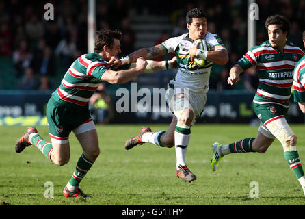 Rugby Union - LV=Cup - Finale - Leicester Tigers gegen Northampton Saints - Sixways Stadium. Northampton's George Pisi löst sich während des LV=Cup Finales im Sixways Stadium, Worcester, von Leicester Tigers' Matt Smithl ab. Stockfoto