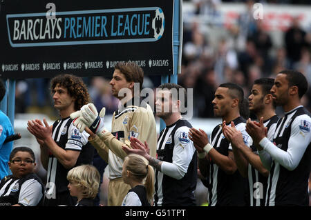 Fußball - Barclays Premier League - Newcastle United / Norwich City - Sports Direct Arena. Die Spieler von Newcastle United beobachten den Beifall der Minute nach der schweren Verletzung von Bolton Wanderers' Spieler Fabrice Muamba gestern Stockfoto