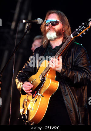 Paddy McAloon, Sänger und Gitarrist der Popband Prefab Sprout, tritt am Samstag, den 10. Juni 2000, auf der Bühne des Fliadh-Musikfestivals im Finsbury Park im Zentrum von London auf. Stockfoto