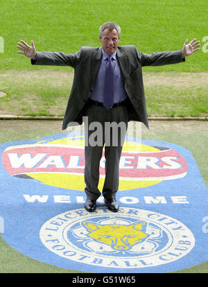 Peter Taylor bei einer Pressekonferenz, um seine Ernennung zum Manager des Fußballclubs Leicester City nach dem Weggang von Martin O'Neill nach Celtic bekannt zu geben. Stockfoto