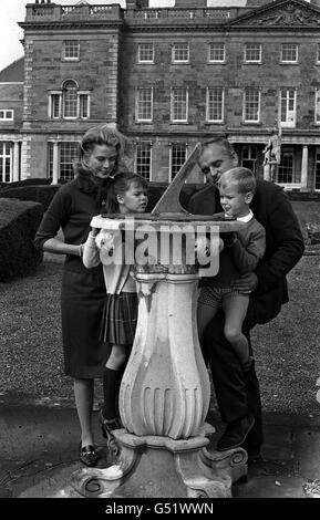 GRIMALDIS IN IRLAND: Prinz Rainier und Prinzessin Grace von Monaco zeigen ihren Kindern Prinzessin Caroline und Prinz Albert, eine Sonnenuhr auf dem Gelände des Carton House, Co. Kildare, dem irischen Zuhause von Lord Brocket, während eines Urlaubs in Irland. Stockfoto