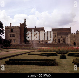 Penshurst Place, in der Nähe von Tonbridge, Kent. Dieses mittelalterliche Haus aus lokalem Sandstein mit seinem prächtigen Baronssaal stammt aus dem Jahr 1341 und ist eines der schönsten Beispiele der Architektur des 14. Jahrhunderts im Land. Heinrich VIII. Beschlagnahmte das Anwesen 1521 als "Jagdschloss". Stockfoto