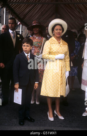 PA PHOTO 27/7/1972 PRINZESSIN MARGARET UND IHR SOHN VISCOUNT LINLEY, NACH DER HOCHZEIT VON LADY ELIZABETH ANSON IN WESTMINSTER ABBEY IN LONDON. Stockfoto