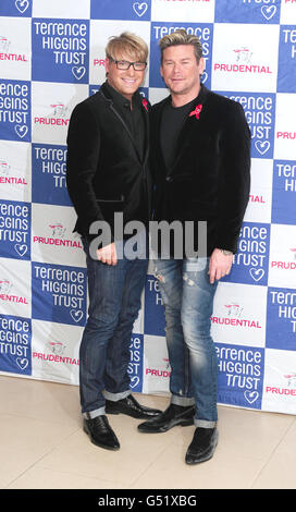 (Von links nach rechts) Gary Cockerill und Phil Turner kommen zur Lighthouse Gala Auction, die dem Terence Higgins Trust zu Hilfe kommt, in Christies in London an. Stockfoto