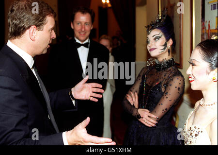 Der Herzog von York mit zwei Tänzern des English National Ballet Erina Takahashi (R) und Anastasia Volochkova, nachdem sie an einer Gala der Dornröschen in der Royal Albert Hall, London, teilgenommen hatten. Stockfoto