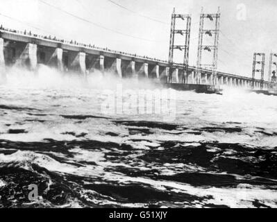 Gewässer des neuen "Meeres", das durch die Verdammung der Wolga entsteht, im größten Wasserkraftwerk der Welt in Kuibyschew, Sowjetrussland Stockfoto