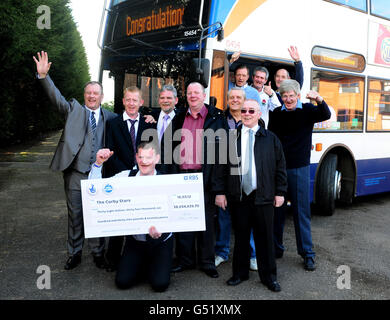 Ein Konsortium von Busfahrern aus Corby, Northamptonshire feiern nach dem Gewinn &pound;38 Millionen in den EuroMillions, Chris Smith mit Scheck und (von vorne links nach rechts) John Noakes, Charlie Gillion, Stephen Derrick, Derek Wilson, Dave Mead, Ally Spence, Neil Tayton, Und (von links nach rechts) Jim Patton, Allex Robertson und Charlie Connor. Stockfoto