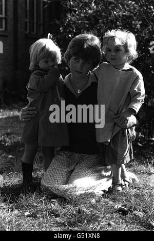 LADY DIANA SPENCER 1980: Lady Diana Spencer (später die Prinzessin von Wales), die jüngste Freundin des Prinzen von Wales, fotografiert im Kindergarten am St. George's Square, Pimlico, London, wo sie als Lehrerin arbeitet. Sie ist die jüngste Tochter von Earl Spencer. Stockfoto