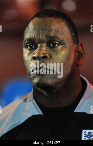 Fußball - U18 International - England / Polen - Gresty Road. Noel Blake, Manager in England Stockfoto