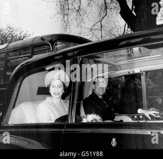 Queen Elizabeth II und der Herzog von Edinburgh fahren nach dem jährlichen Gründungdienst von der Westminster Abbey ab. Stockfoto