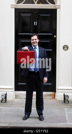 Schatzkanzler George Osborne hält seine rote Ministerialkiste vor der Downing Street 11, bevor er zum Unterhaus geht, um seine jährliche Haushaltserklärung abzugeben. Stockfoto