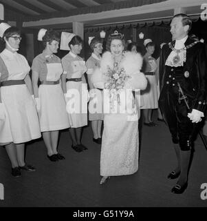 Königin Elizabeth II. Kommt in Guildhall, London, an, um an einem Empfang zum Gedenken an das Goldene Jubiläum des Royal College of Nursing und des National Council of Nurses of the United Kingdom teilzunehmen. Stockfoto