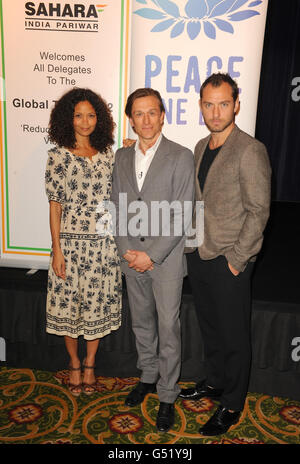 Peace One Day Gründer Jeremy Gilley (Mitte) mit Thandie Newton (links) und Jude Law, bei der Eröffnung der Kampagne "Reducing Domestic Violence" des Global Peace One Day im Grosvenor House Hotel im Zentrum von London. Stockfoto