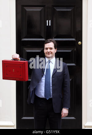 Schatzkanzler George Osborne hält seine rote Ministerialkiste vor der Downing Street 11, bevor er zum Unterhaus geht, um seine jährliche Haushaltserklärung abzugeben. Stockfoto