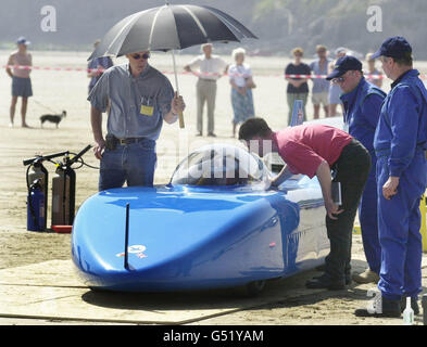 Die Vorbereitungen des technischen Support-Teams in letzter Minute, bevor Fahrer Don Wales (im Cockpit), der Enkel von Sir Malcolm Campbell, in einem 125 PS starken Elektrofahrzeug namens Bluebird Electric in Pendine Sands, Wales, versucht, den britischen Geschwindigkeitsrekord zu brechen. * Er wird versuchen, in die Fußstapfen seines berühmten Großvaters zu treten, der in den 1920er Jahren drei Land-Speed-Rekorde aufgestellt hat, auf der gleichen Stelle wie der neue Rekordversuch. Stockfoto