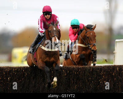 Cottage Acre von Paddy Brennan (links) Sprünge vor King Jack von Richard Johnson während der Weatherbys Bloodstock Insurance Handicap Chase Stockfoto