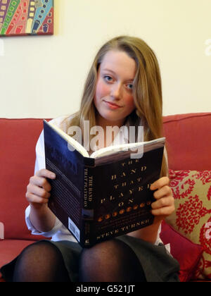 Charlotte Woodward, 13, große Nichte des Titanic-Cellisten John Wesley Woodward, hält ein Buch mit dem Titel The Band, das in ihrem Haus in Redland, Bristol, auf Titanic spielte. Stockfoto