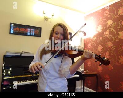 Charlotte Woodward, 13, die große-große-Nichte des Titanic-Band-Cellisten John Wesley Woodward, spielt die Geige in ihrer Heimat in Redland, Bristol. Stockfoto