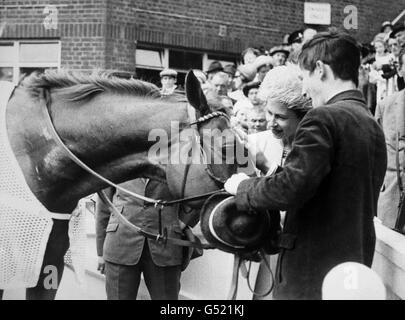 *eingescannte Low-Res aus Print, High-Res auf Anfrage* der Auszubildende bekommt von Queen Elizabeth II ein "gelebtes" Lächeln, nachdem er ihre Farben beim Goodwood Cup bei den Goodwood-Rennen zum Sieg getragen hatte. Stockfoto