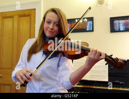 NEUÜBERTRAGUNG KORRIGIERT BEZIEHUNG. Charlotte Woodward, 13, große-große-große-Nichte des Titanic-Bandzellisten John Wesley Woodward, spielt die Geige in ihrem Haus in Redland, Bristol. Stockfoto