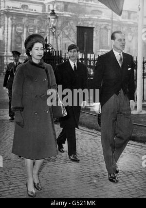 Königin Elizabeth II. Und der Herzog von Edinburgh, gefolgt vom Prinzen von Wales, als sie am Westeingang der Westminster Abbey, London, ankommen, um zusammen mit anderen Mitgliedern der königlichen Familie einen Gottesdienst anlässlich des 900. Jahrestages der Einweihung der ersten Abteikirche im Jahr 1065 zu besuchen. Stockfoto