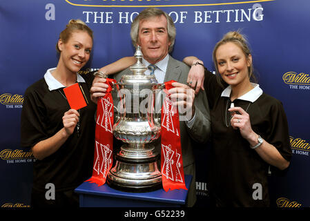 Der ehemalige Tottenham, Arsenal und Nordirland Torwart Pat Jennings, der den Cup mit beiden Vereinen in 1967 und 1979 gewann, posiert mit dem FA Cup in William Hill's Wettgeschäft in Tottenham High Road im Norden Londons. Stockfoto