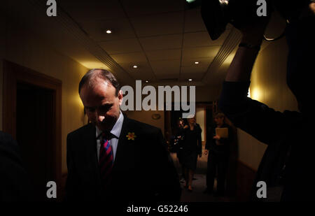 Fianna Fail Parteichef Micheal Martin verlässt das Alexander Hotel in Dublin, Nach einer Pressekonferenz, in der Martin behauptete, dass eine Abstimmung zur Ausweisung des ehemaligen irischen Premierministers Bertie Ahern aus seiner politischen Partei der einzige Weg für Kollegen sei, nachdem eine Korruptionsuntersuchung festgestellt hatte, dass er nicht die Wahrheit über ein Labyrinth von Bargeldzahlungen sagte. Stockfoto